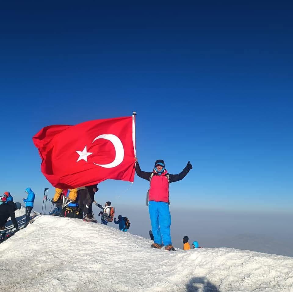 Yaz tırmanış sezonunda açık gökyüzü altında karla kaplı zirveleriyle Ağrı Dağı